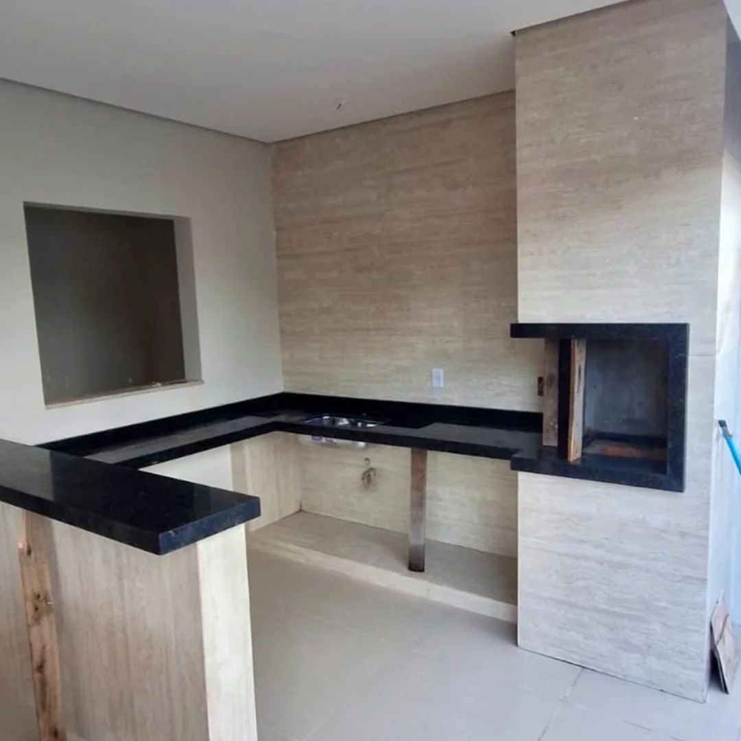 Espaço gourmet em granito preto com churrasqueira