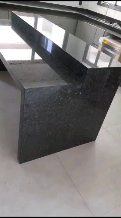 Bancada de granito preto com saia lateral