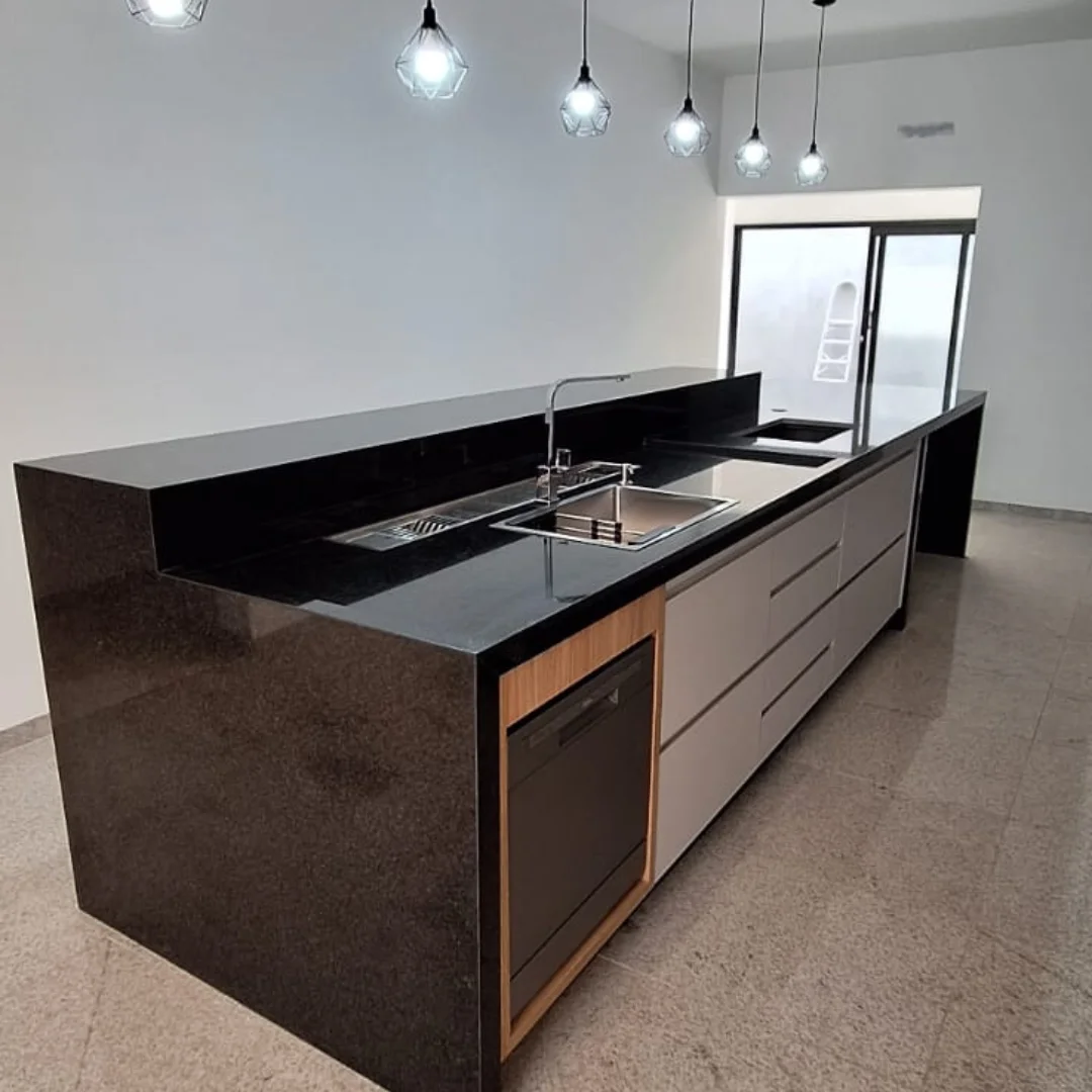 Ilha de cozinha em granito preto com cuba embutida